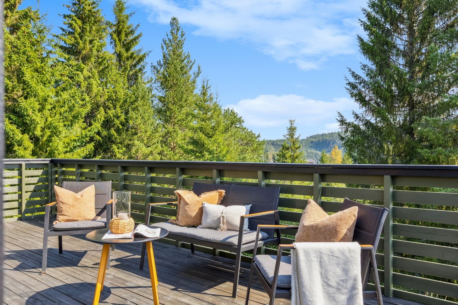 Her har man fin utsikt over idylliske grøntområder, og fine forhold for den som vil være ute, men litt opp fra bakkeplan. Galleribilde