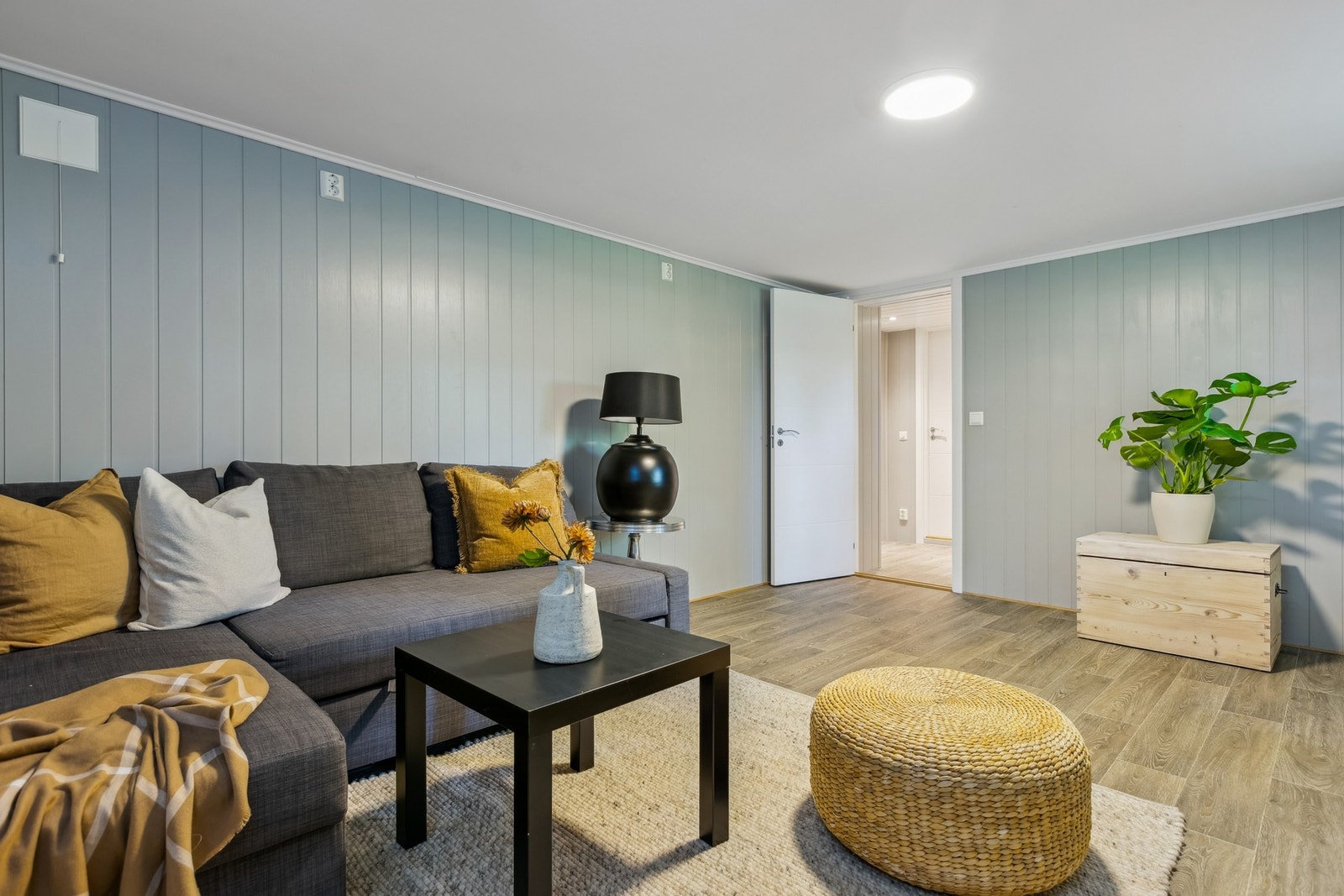 Underetasjen ble ifølge selger innredet i 2019 og det er brukt duse og behagelige farger. Galleribilde