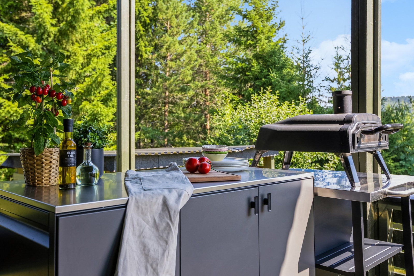 Dette er enkelt å forestille seg stor trivsel, enten ute i hagen, på terrassen, i badstu, grillstue, eller "mancaven" i 2.etg på gamle-låven. Galleribilde