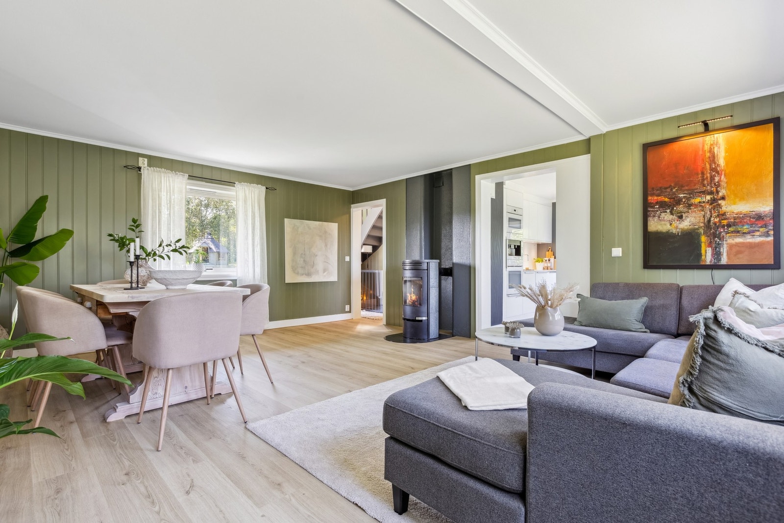 Stuen kan enkelt innredes med både spisebord og sofagruppe. Galleribilde