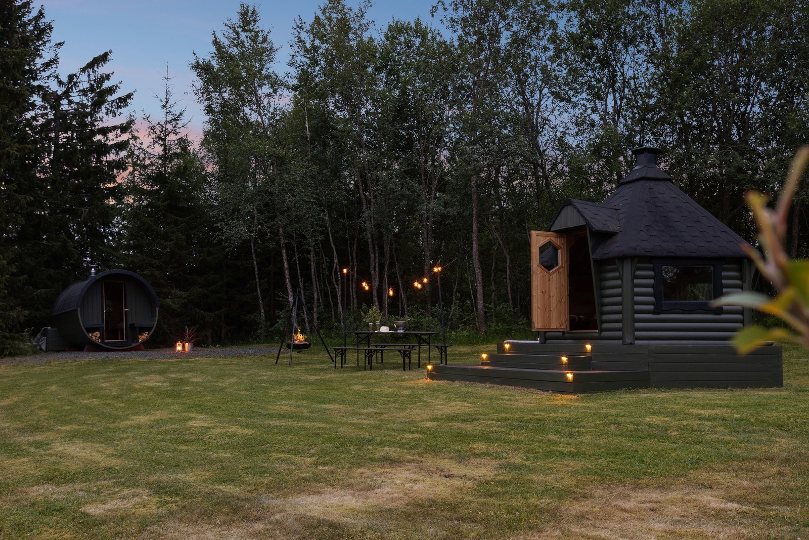 Tomten byr på en romslig enebolig, i tillegg til et uthus, anneks, grillhytte og badstue. Fantastiske muligheter for sosiale sammenkomster! Galleribilde