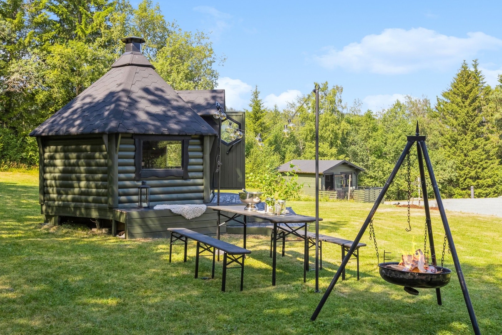 Eiendommen har også en koselig grillhytte med plassbygd benk både inne og ute. Galleribilde