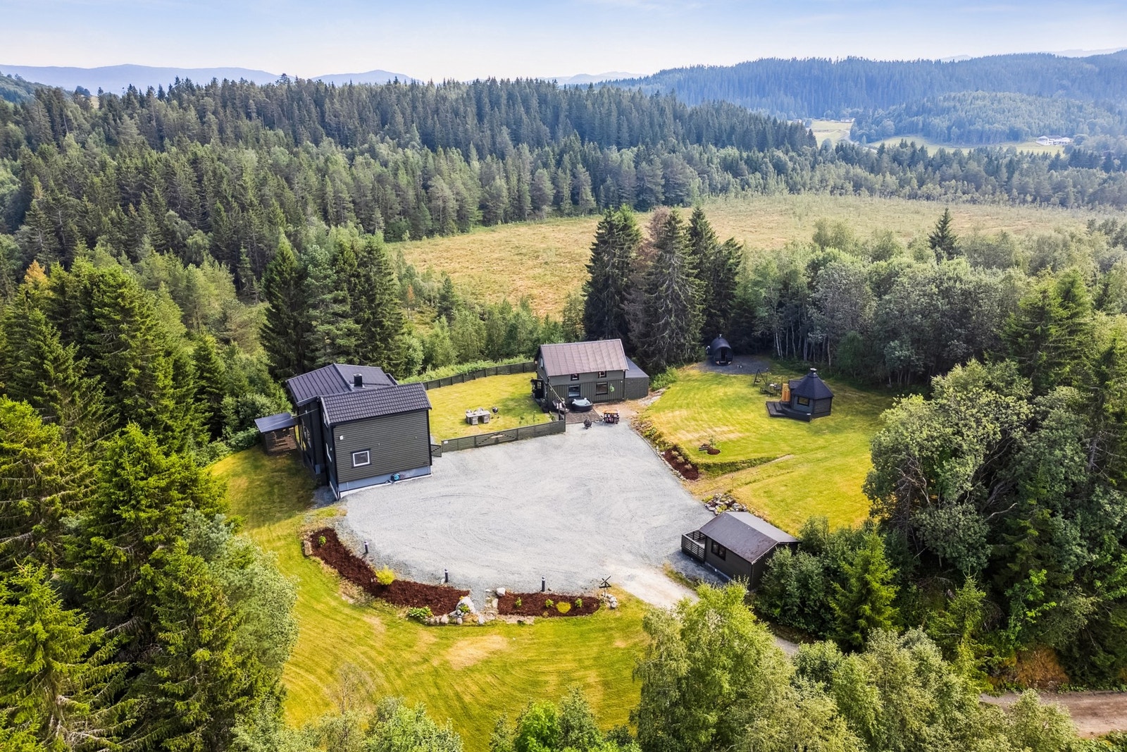 Her har man sol hele dagen og tur- og rekreasjonsmuligheter finnes rett utenfor døren. Galleribilde