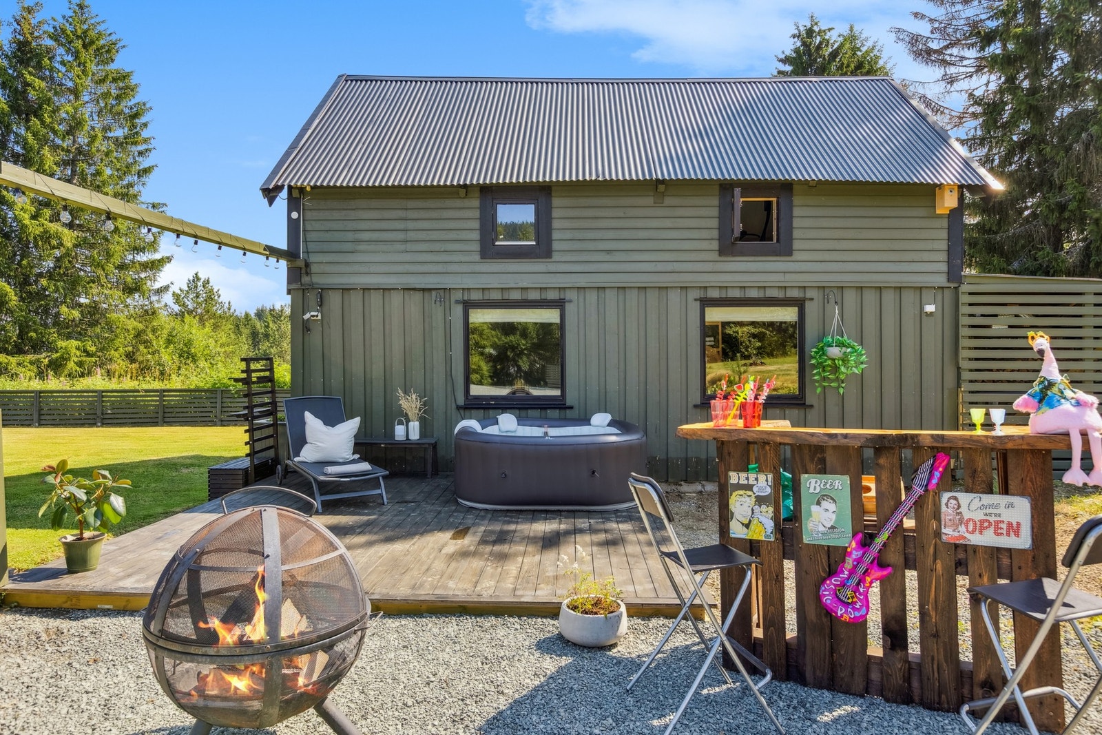Eiendommen har et frittstående uthus med markterrasse, som gir rom for både oppbevaring, snekring, hobby- og uteaktiviteter. Galleribilde