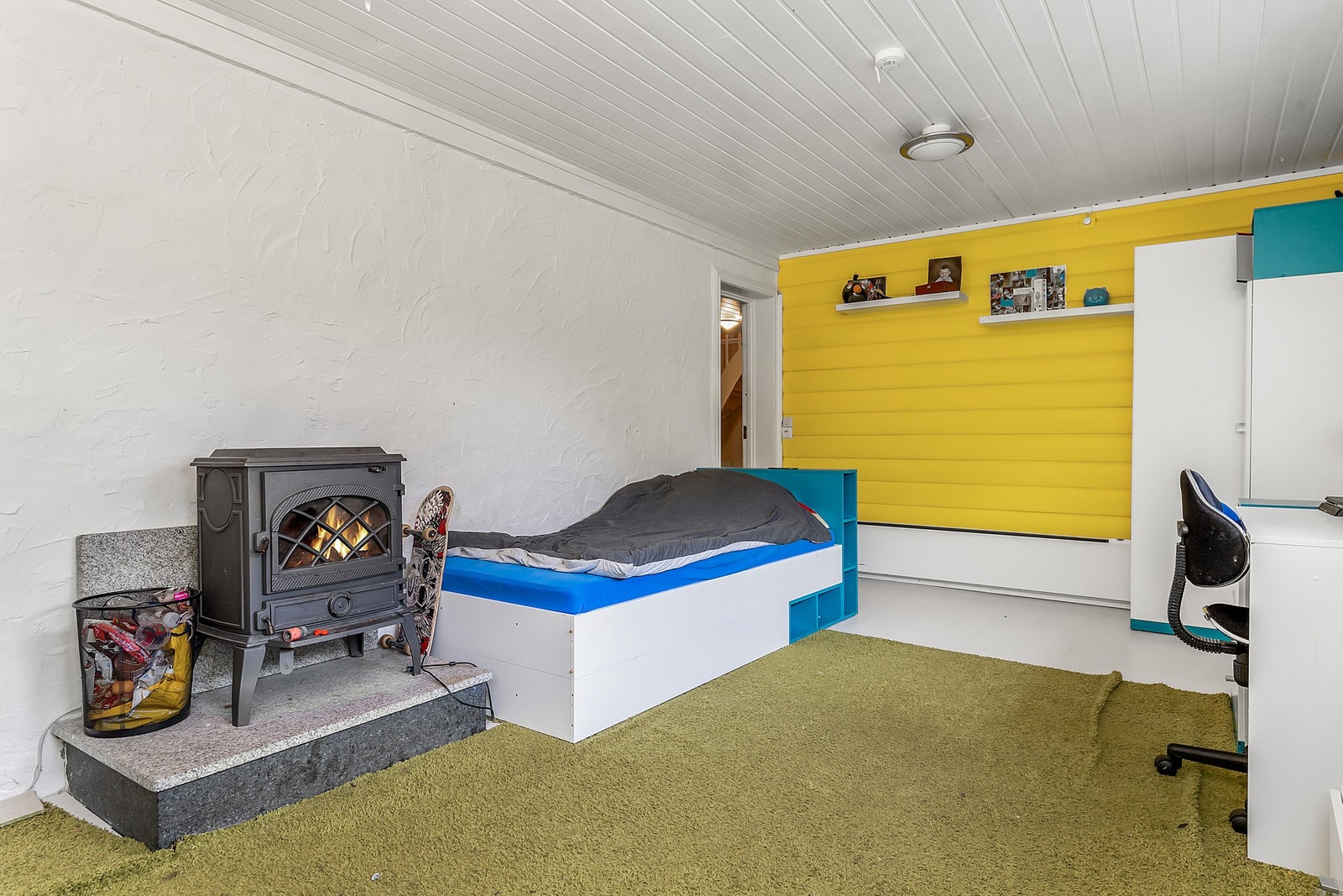 Rom brukt som soverom. Rommet er ikke bruksendret fra tillegsdel til hovedel og dermed ikke godkjent. Galleribilde