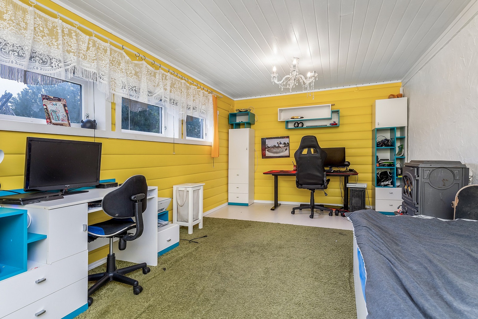 Rom brukt som soverom. Rommet er ikke bruksendret fra tillegsdel til hovedel og dermed ikke godkjent. Galleribilde