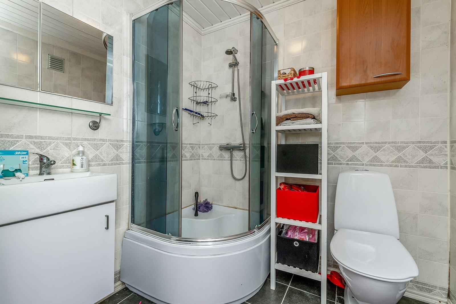 Bad i underetasje. Rommet er ikke bruksendret fra tillegsdel til hovedel og dermed ikke godkjent. Galleribilde