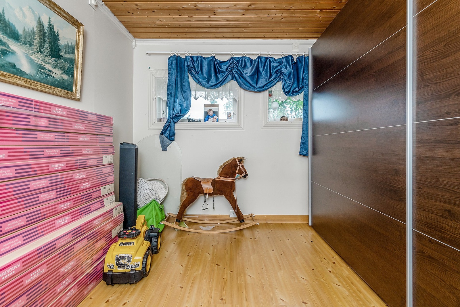 Rom brukt som soverom. Rommet er ikke bruksendret fra tillegsdel til hovedel og dermed ikke godkjent. Galleribilde