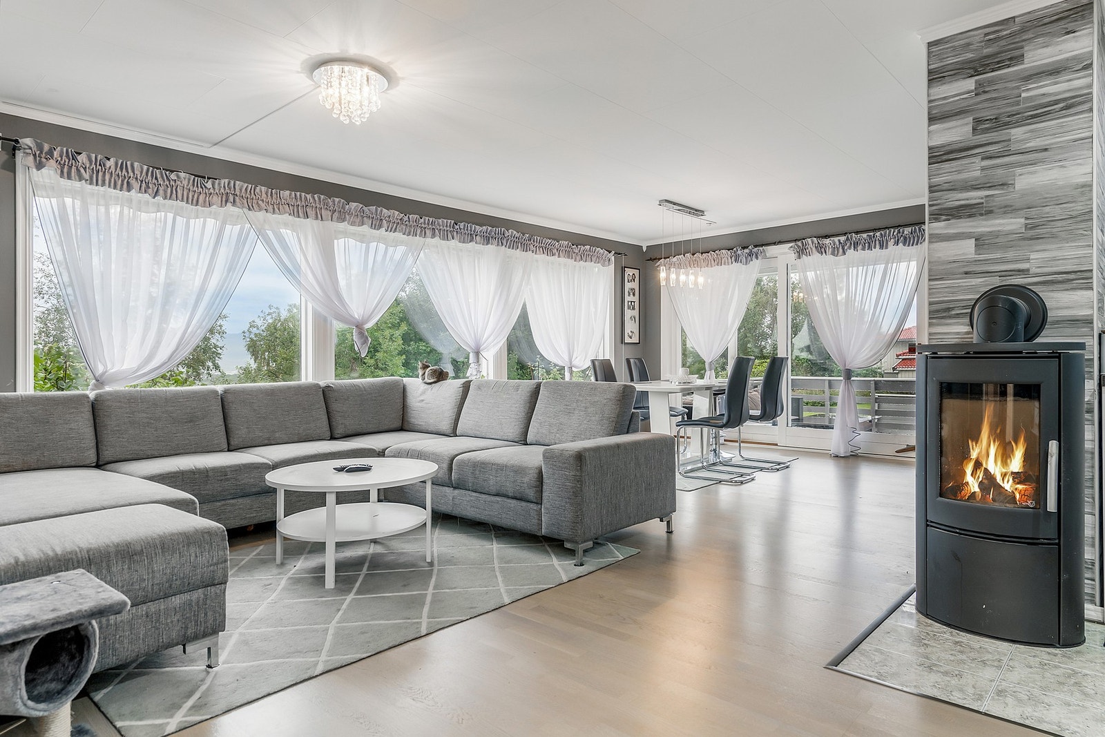 Det er montert en flott vedovn i stuen. Galleribilde