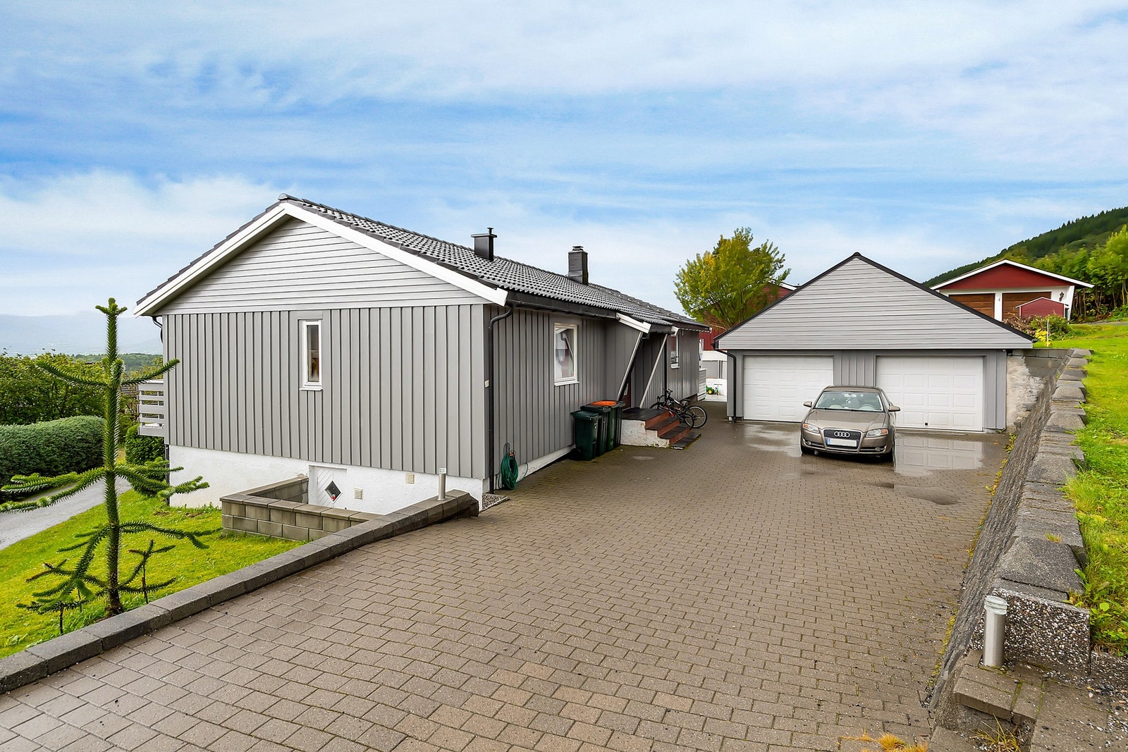 Eiendommen har en flott gårdsplass med belegningsstein. Galleribilde
