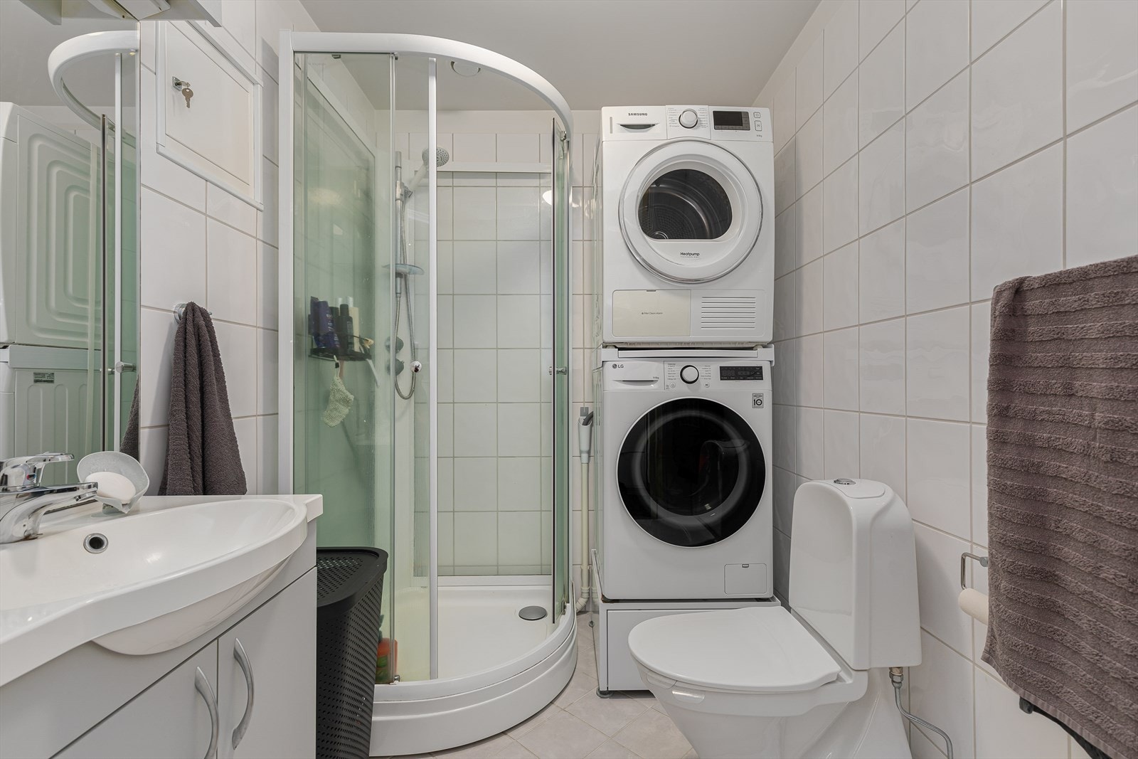 Flislagt bad med tidlause fliser på golv og vegg. Varmekablar i golv. Galleribilde