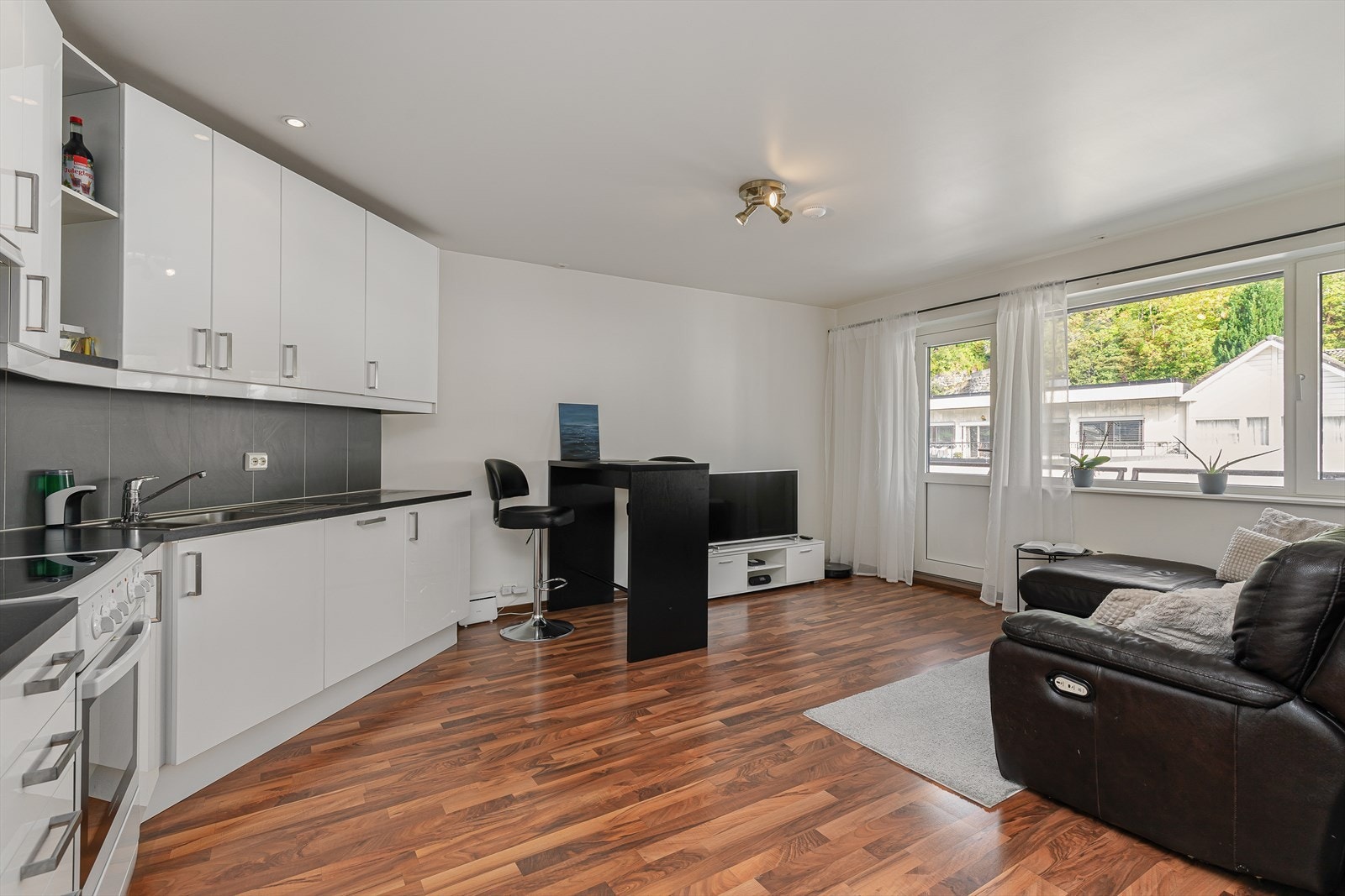 ... med plass til å innrede med både ein sofa krok og eit spisebord Galleribilde