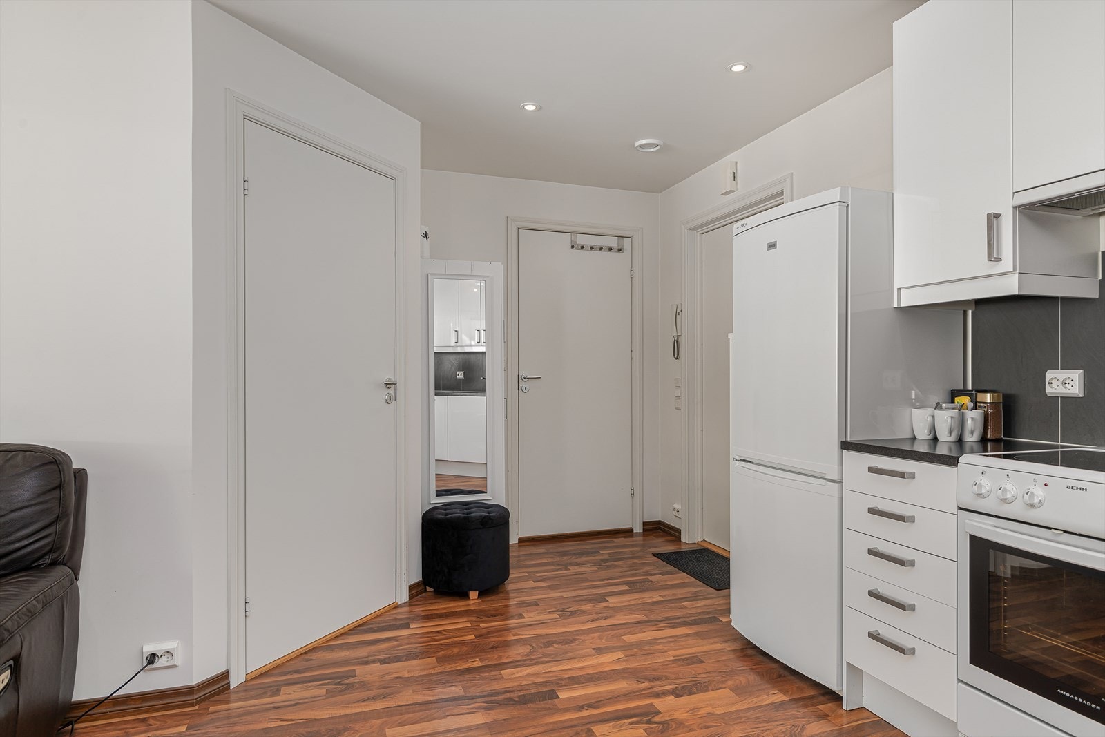 Velkommen inn! Leilegheita byr på stove/kjøkken, soverom, bad og bod. Galleribilde