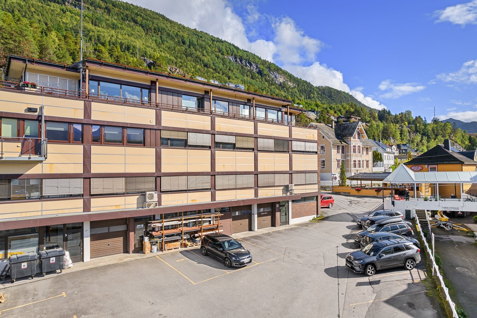 Leilegheita ligg i 3 etasje og har flott utsikt over fjorden og fjella som omkransar eigedomen Galleribilde