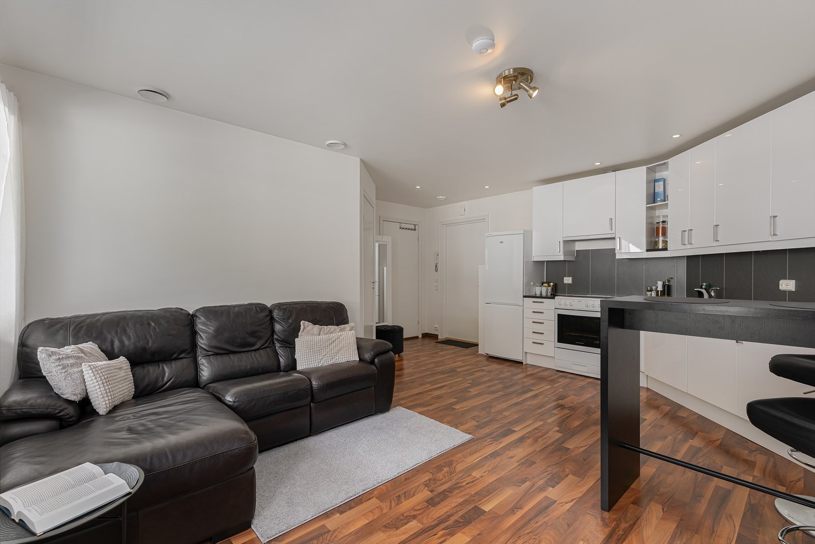 Videre inn i gangen finner du soverom og bad Galleribilde