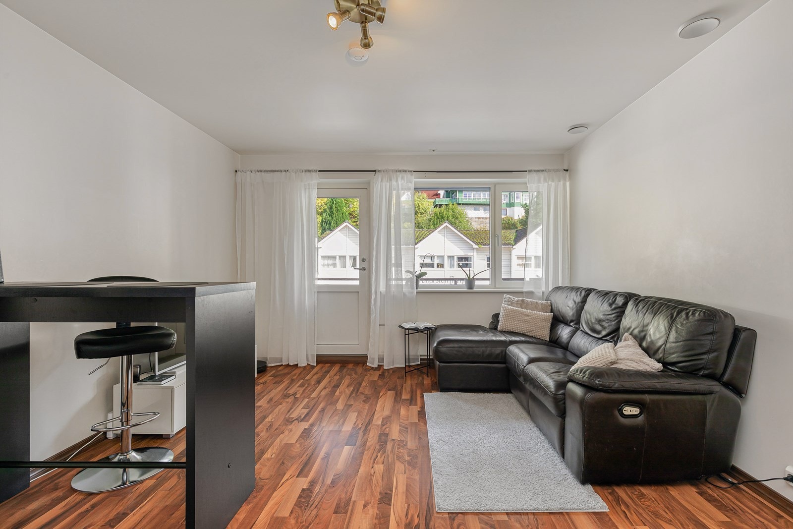 Når du kjem inn i leilegheita har du ei åpen stove/kjøkken-løysing... Galleribilde