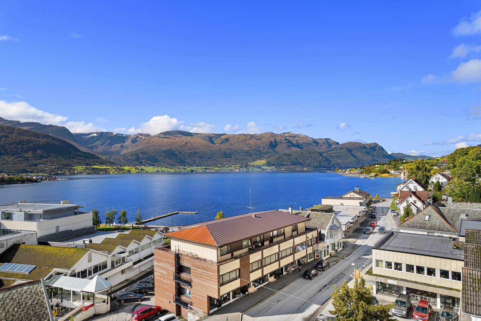 ... med kort avstand til servicetilbod, turterreng og fjorden som nærmaste nabo Galleribilde