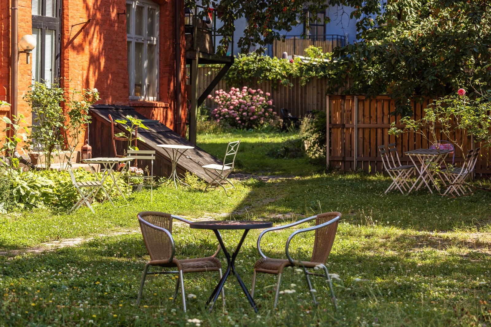 Gårdsrommet er et flott oppholdssted på sommerstid med flere sittegrupper for beboerne. Galleribilde