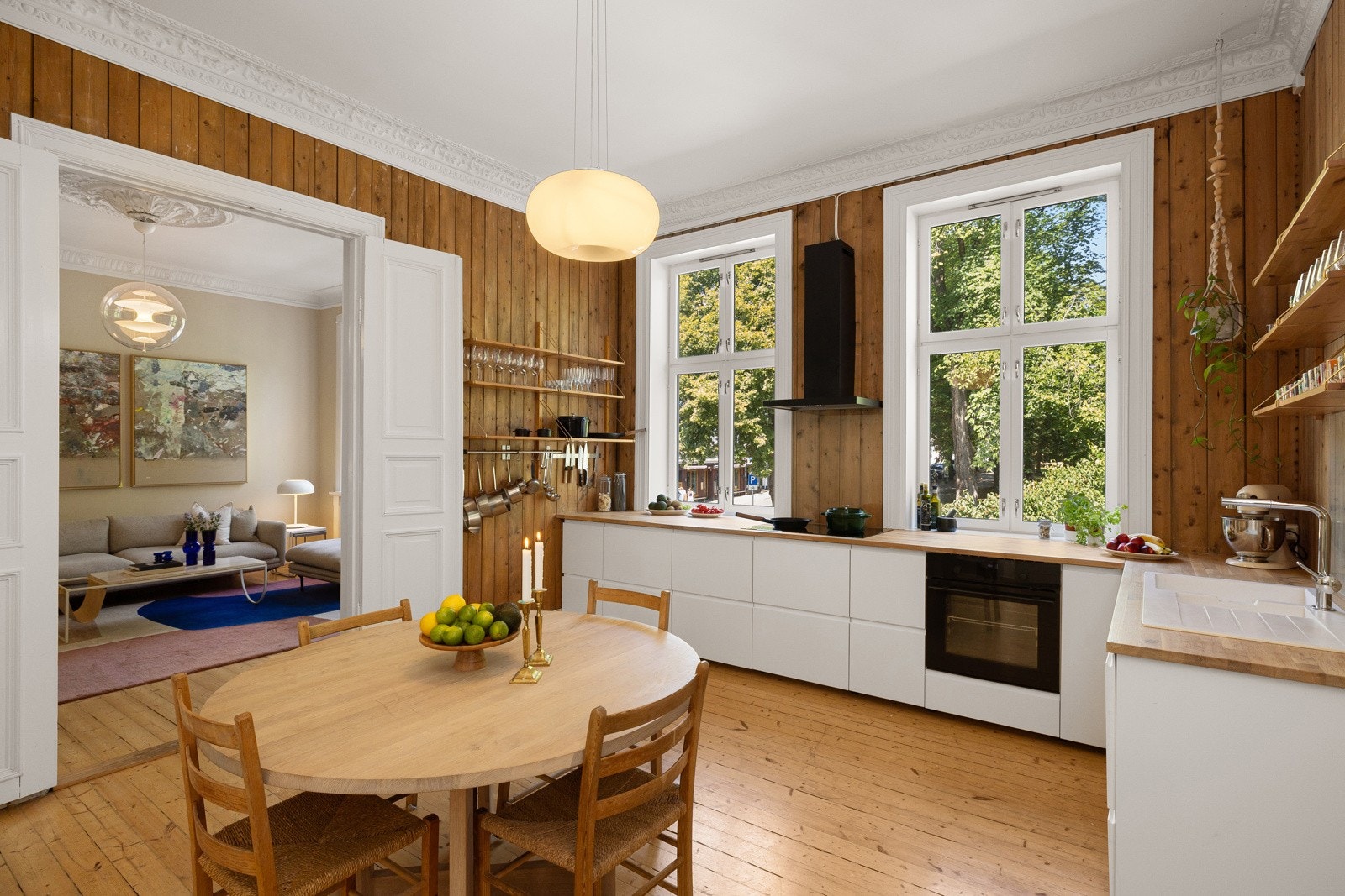 Leiligheten har et stilrent kjøkken med gode løsninger. Galleribilde