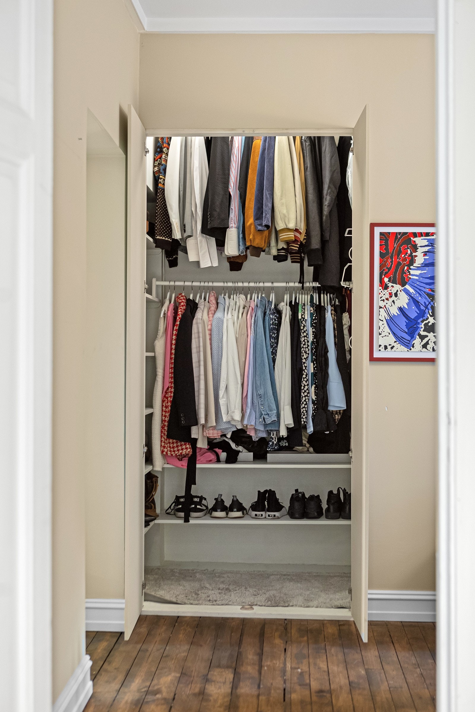 Praktisk, plassbygd garderobe med gode oppbevaringsmuligheter. Galleribilde