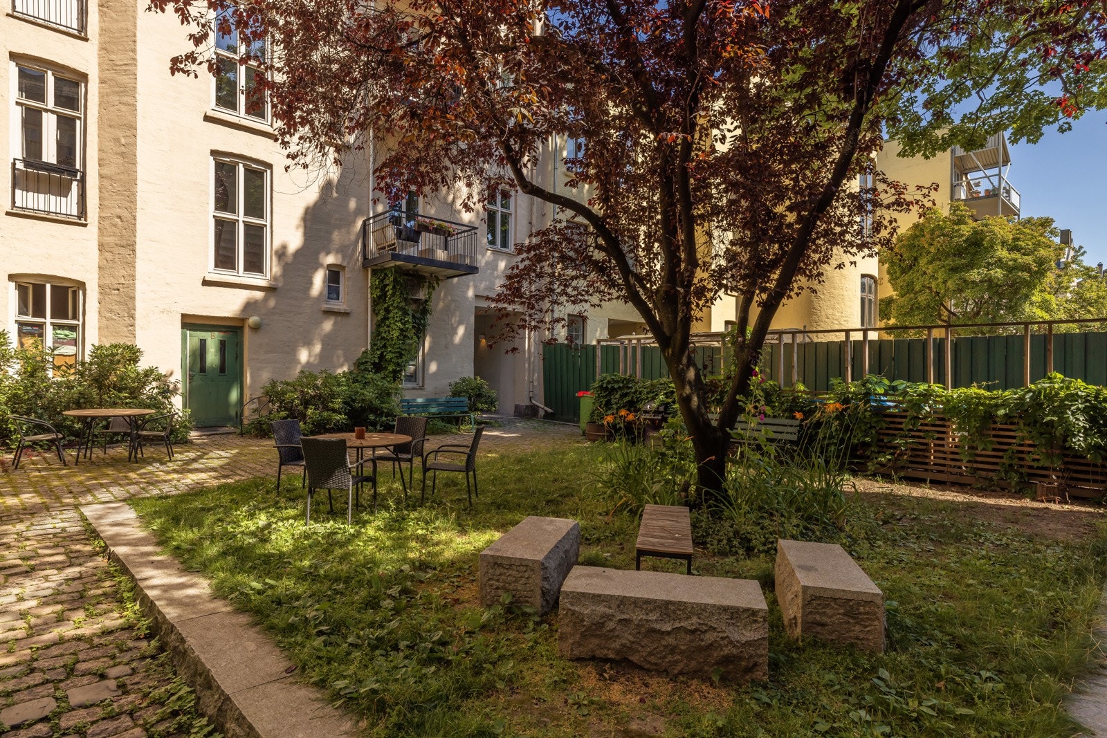 Svært hyggelig og opparbeidet indre gårdsrom med beplantning, gangstier og gressplen. Galleribilde