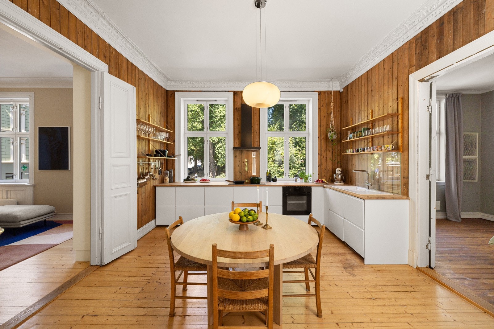 God plass til spisebord for hyggelig sammenkomster. Galleribilde