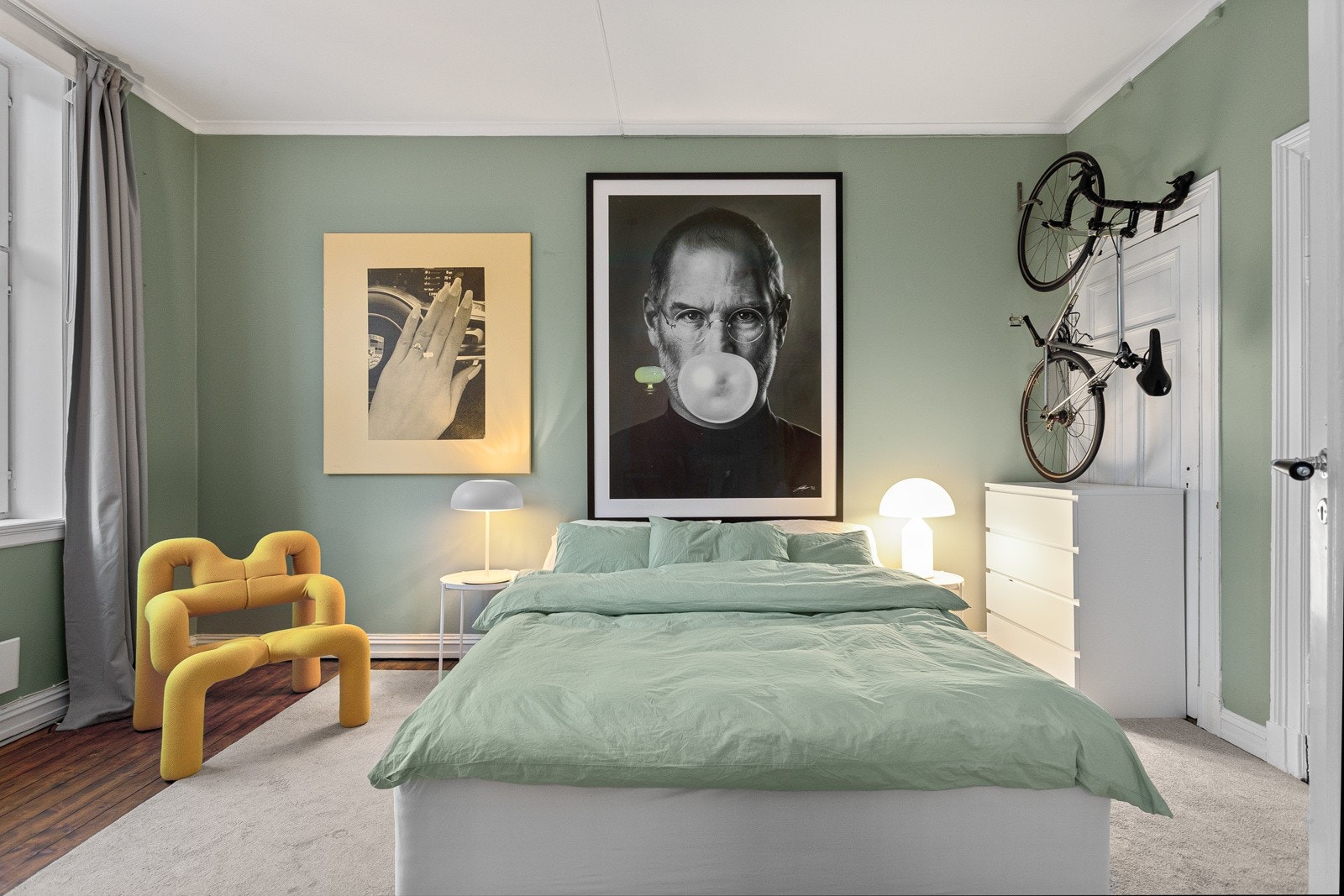 Boligens hovedsoverom har god plass til dobbeltseng, nattbord, kommode og garderobeløsning. Galleribilde