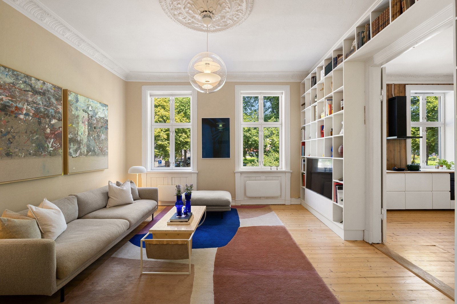 Boligen har en gjennomgående og romslig planløsning med klassiske preg som god takhøyde, rosett, stukkatur, originale tregulv og doble fløydører. Galleribilde