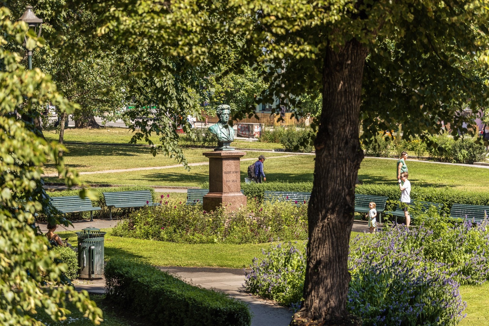 Frodig omgivelser rundt bysten av Eilert Sundt, midt i hjertet av Løkka. Galleribilde