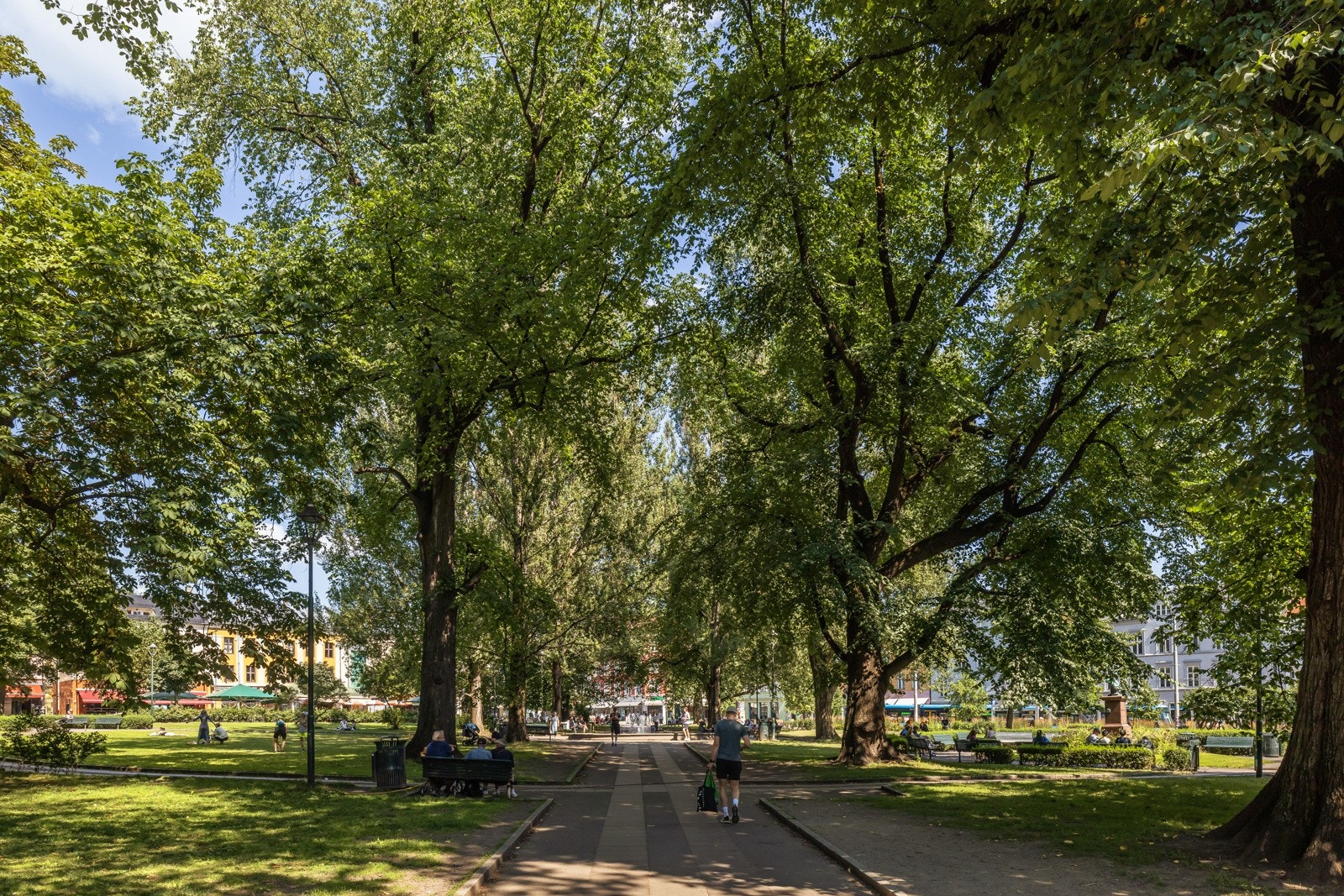 Olaf Ryes plass. To ganger i året er det Løkkadagene her, da fylles parken med mat, leker, konkurranser og utsalg fra de lokale forretningene. Veldig hyggelig for naboene! Galleribilde