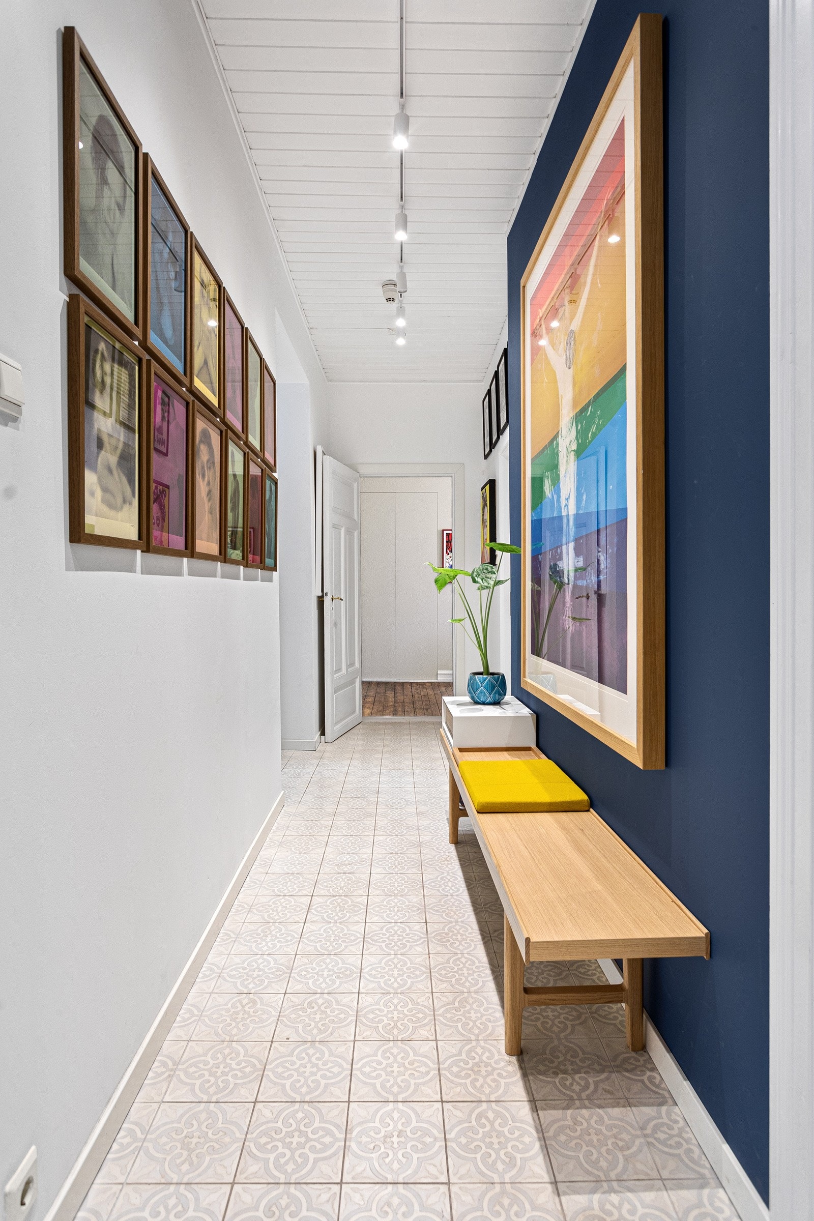 Innbydende entré med plass til oppheng av ytterklær og plassering av sko. Galleribilde