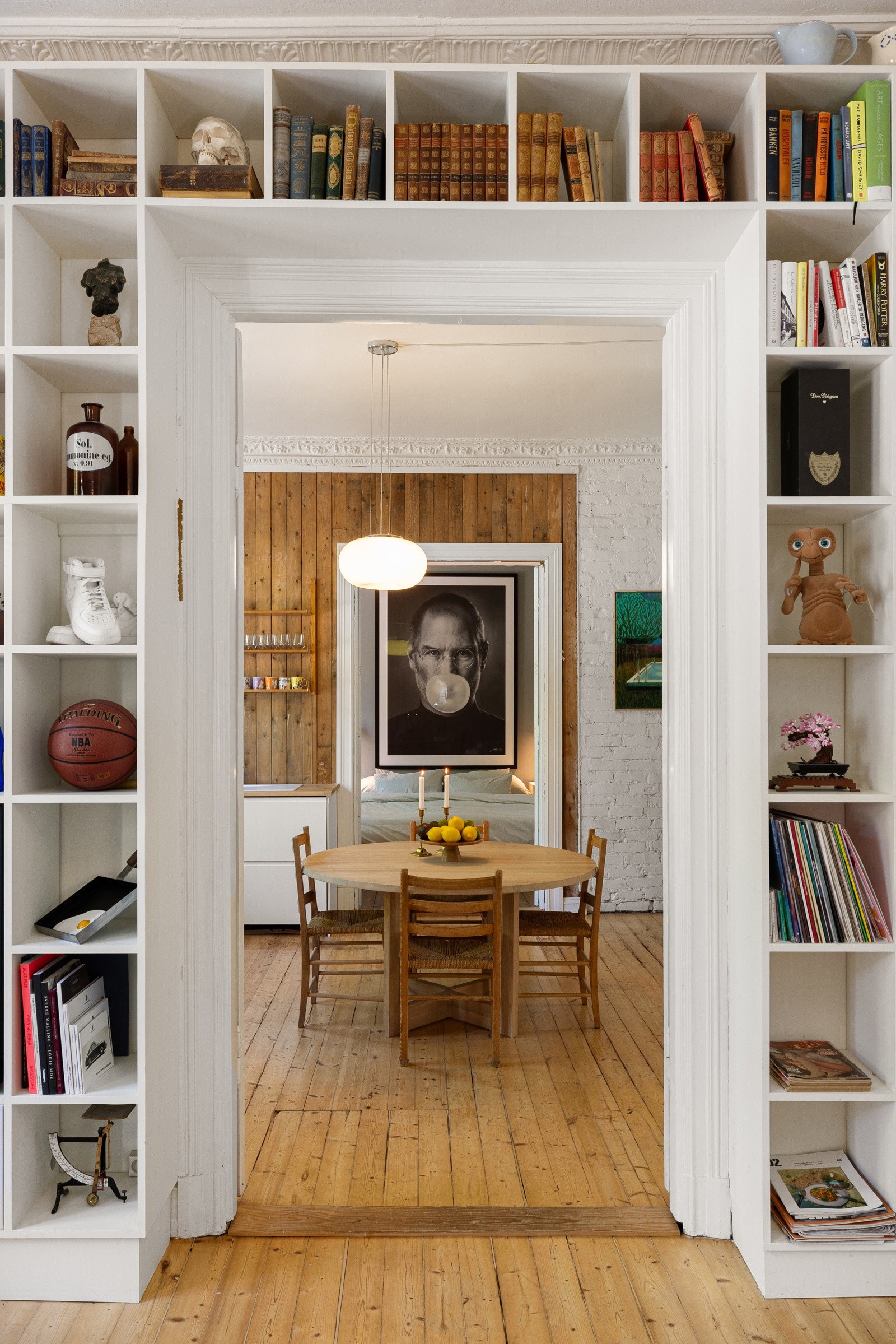 Muligens noe av de mest ettertraktede trekkene ved klassisk leilighet, rom på rekke og rad med fløydører i mellom. Galleribilde