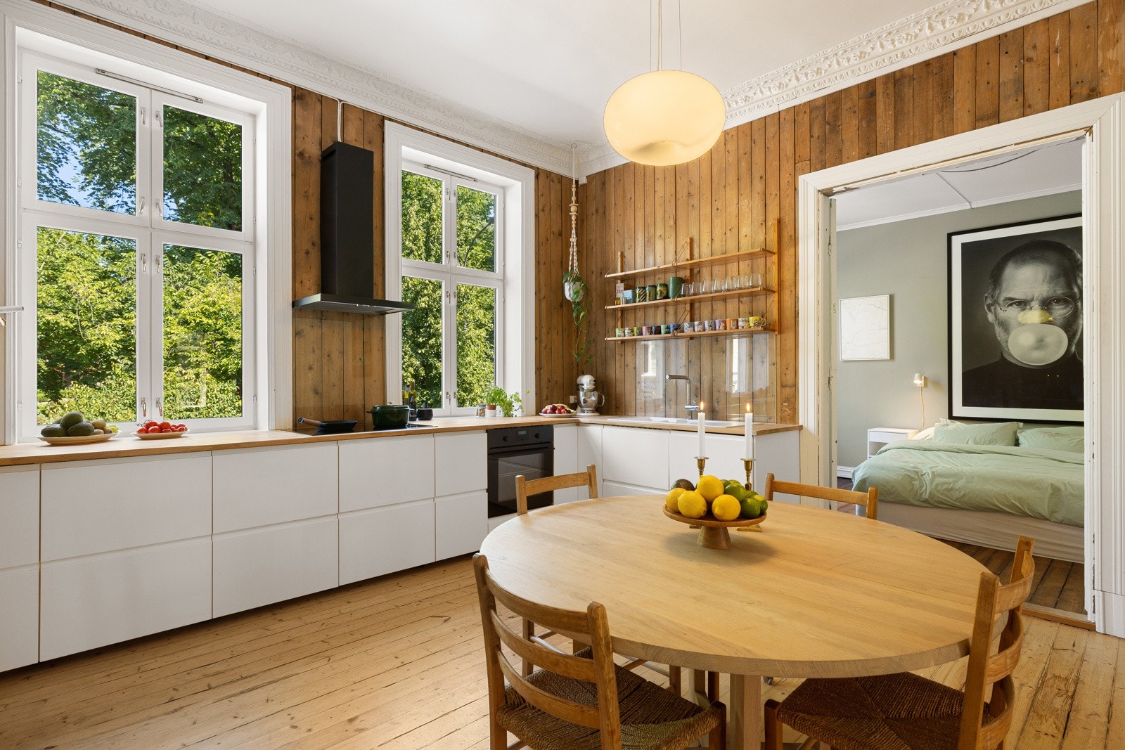 Det er godt med skap- og benkeplass på kjøkkenet for oppbevaring og matlaging. Galleribilde