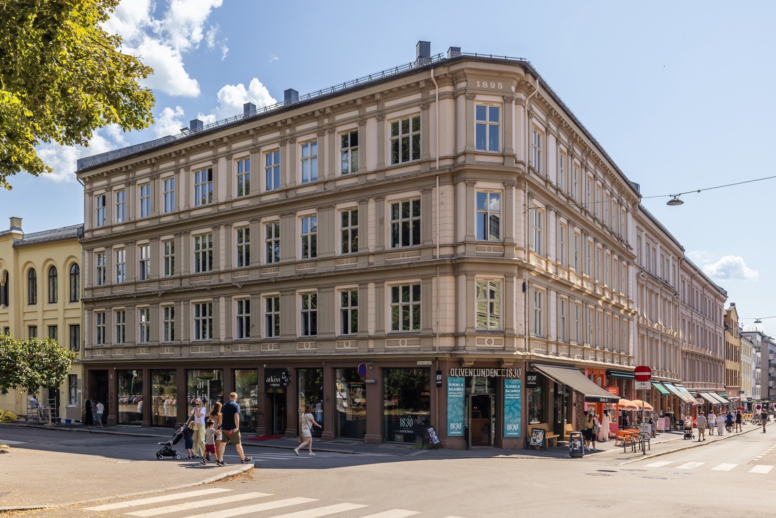 Fasade mot gate, med yrende Markveien på høyre side - fullt av nisjebutikker, restauranter og dagligvarehandel. Galleribilde