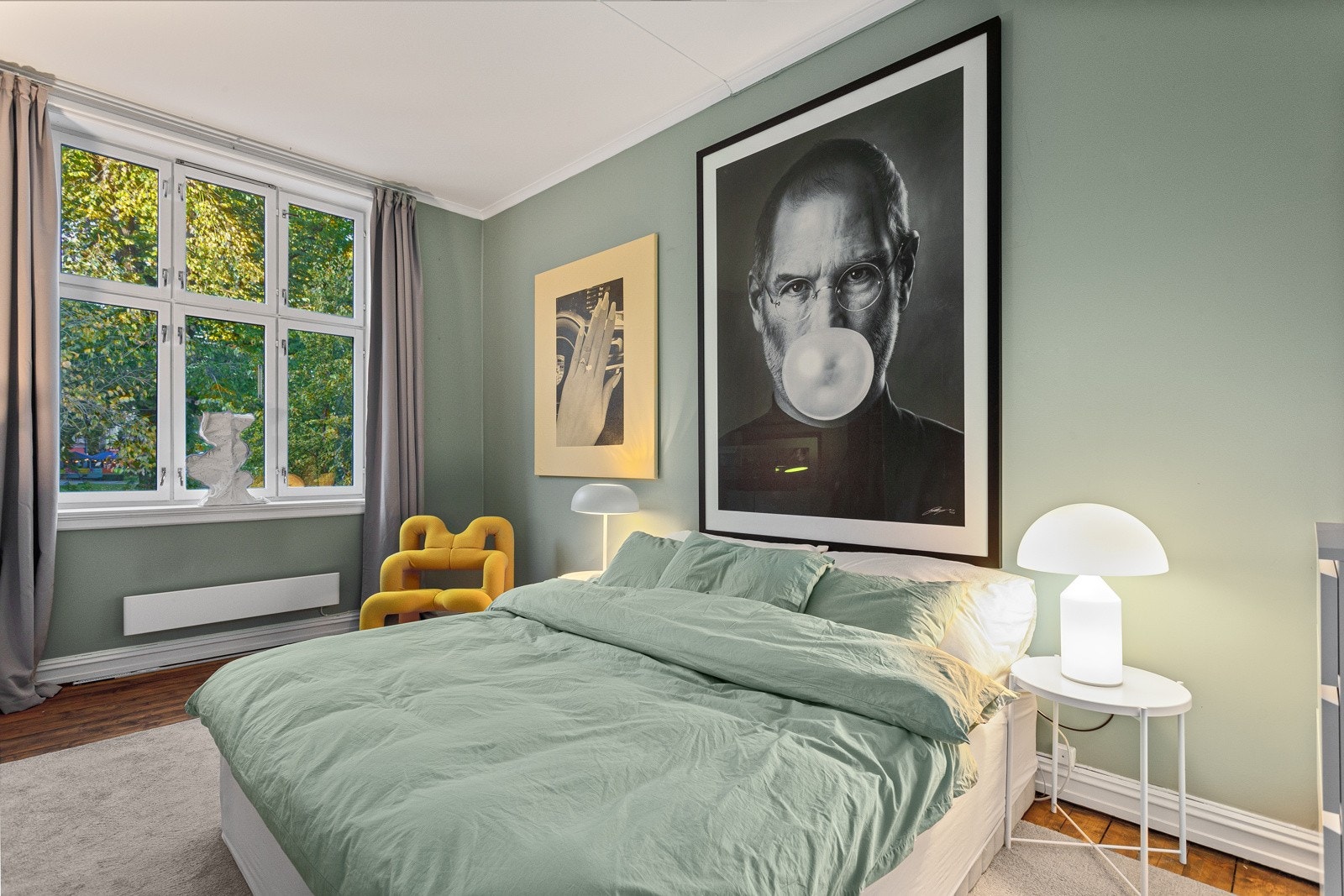 God følelse av voksent hovedsoverom, med fantastisk takhøyde, doble fløydører og enormt vindu med idyllisk parkutsikt. Galleribilde