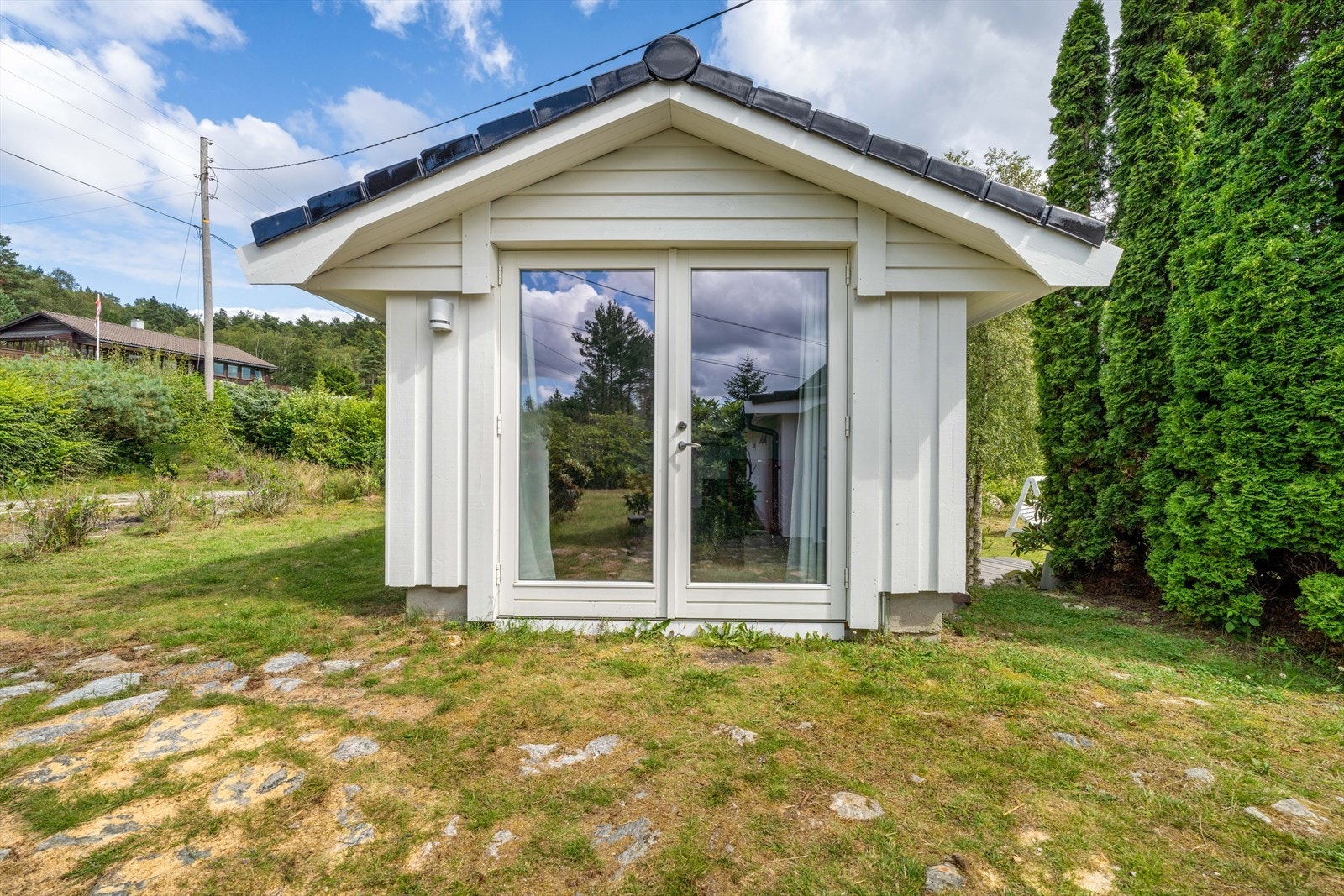 Anneks - det ekstra oppholdsrommet: Annekset er en gjennomført, innbydende og allsidig del av eiendommen - perfekt for både avslapning og praktisk bruk (Ikke godkjent som anneks, men godkjent som bod) Galleribilde