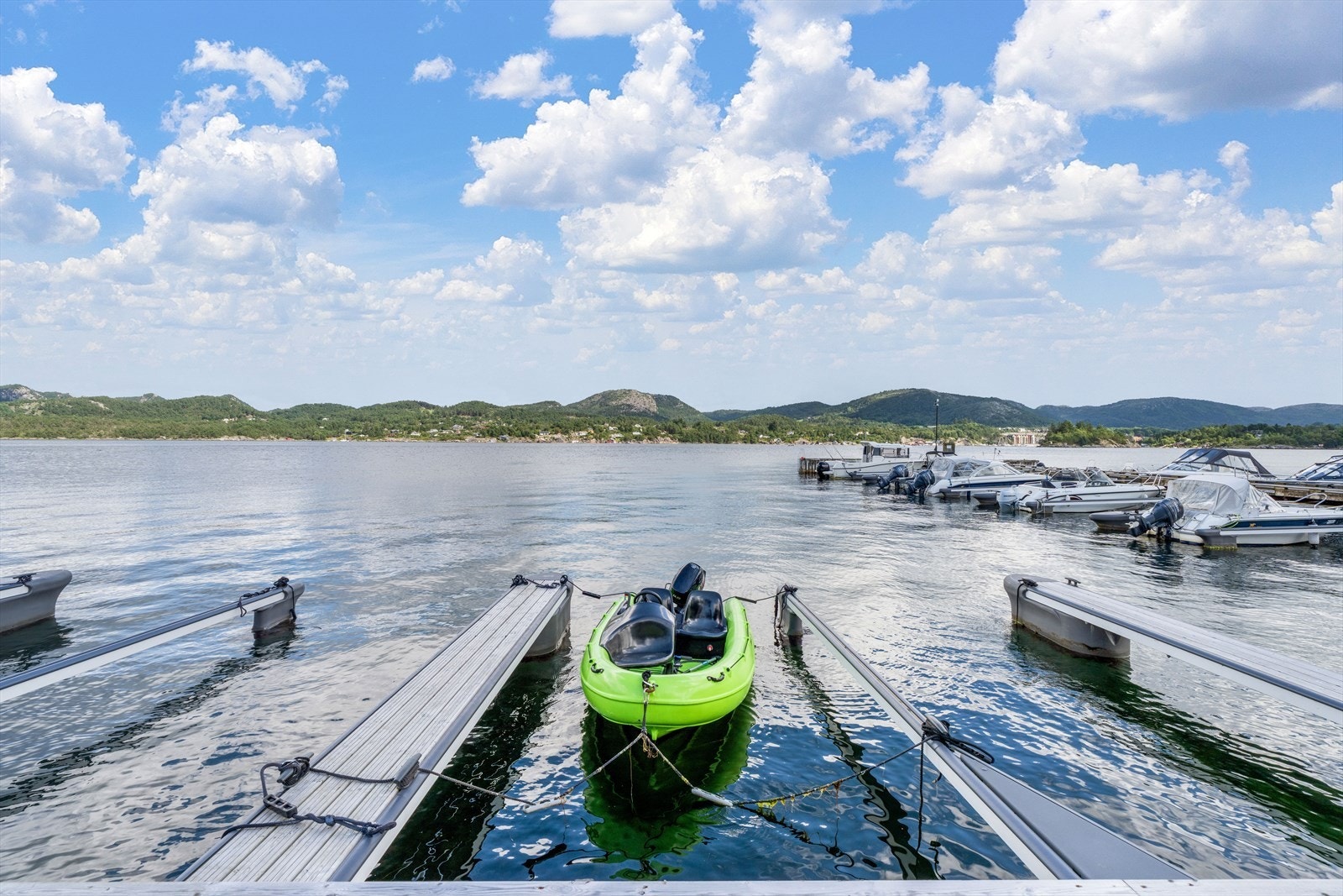 Hytten ligger kun 8-10 minutters gange fra båtplassene, med en luftlinjeavstand på cirka 300-400 meter Galleribilde