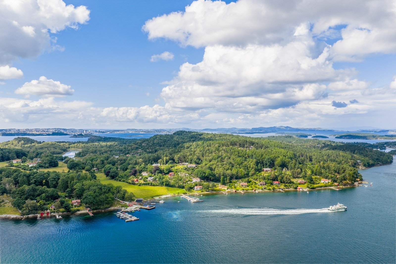Med hurtigbåt eller privat båt tar det kun 5 minutter til Hommersåk, og fra Stavanger er du her på ca. 20 minutter - en kort reise til ditt eget nye hytteparadis Galleribilde