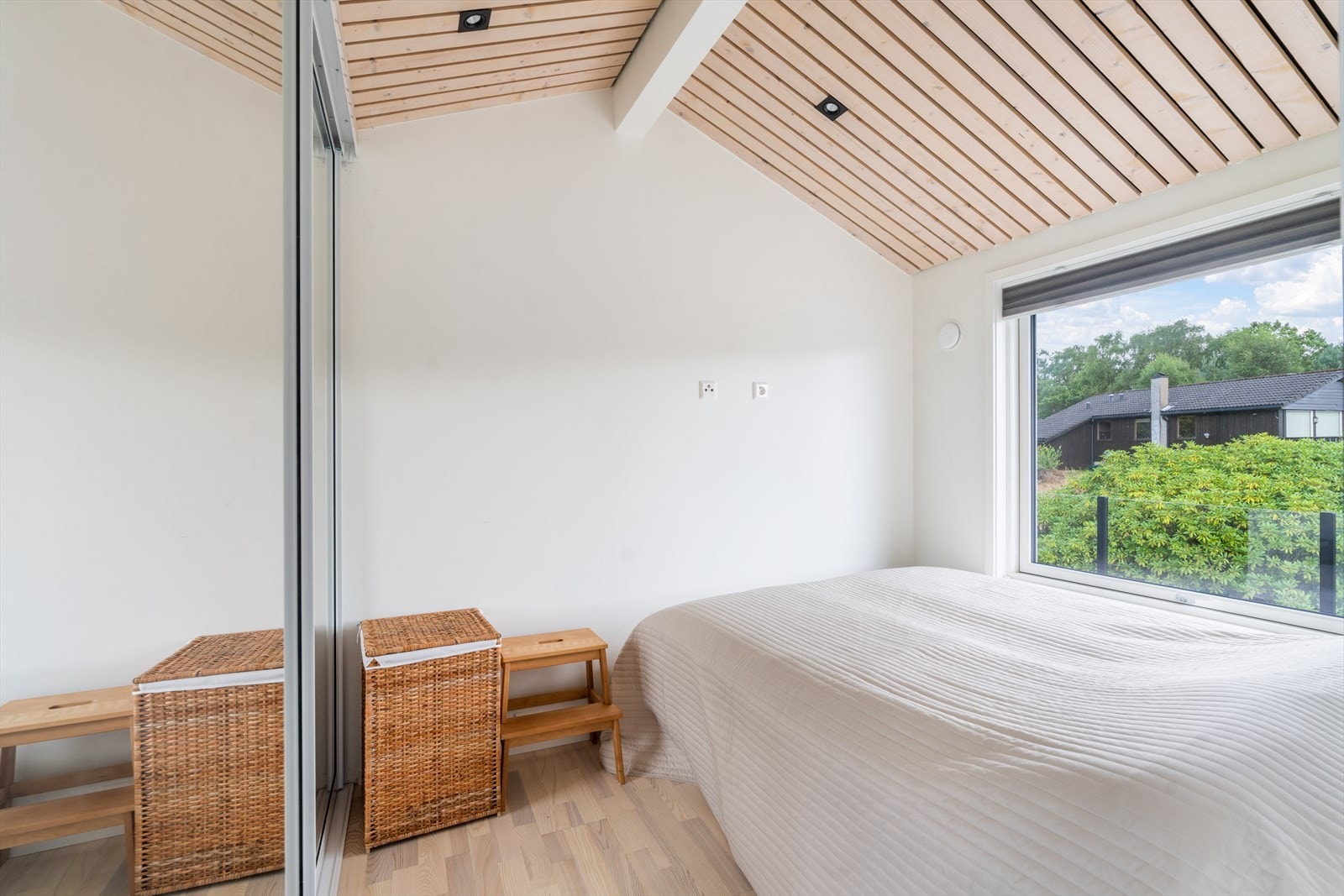 Soverom - Stedet man starter og avslutter dagen: Det er romslig og gjennomført med et stilrent integrert garderobeskap med skyvedører og speil - både praktisk og elegant Galleribilde