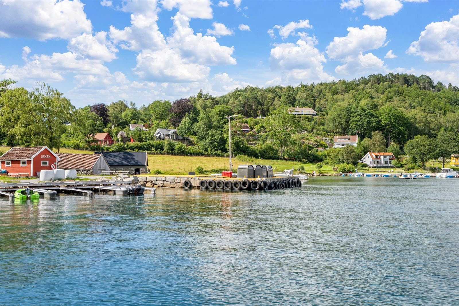 Ved kaien venter flere opparbeidede båtplasser, ideelle for fritidsbåter og båtelskere. I tillegg finner du øyas populære badestrand rett i nærheten Galleribilde