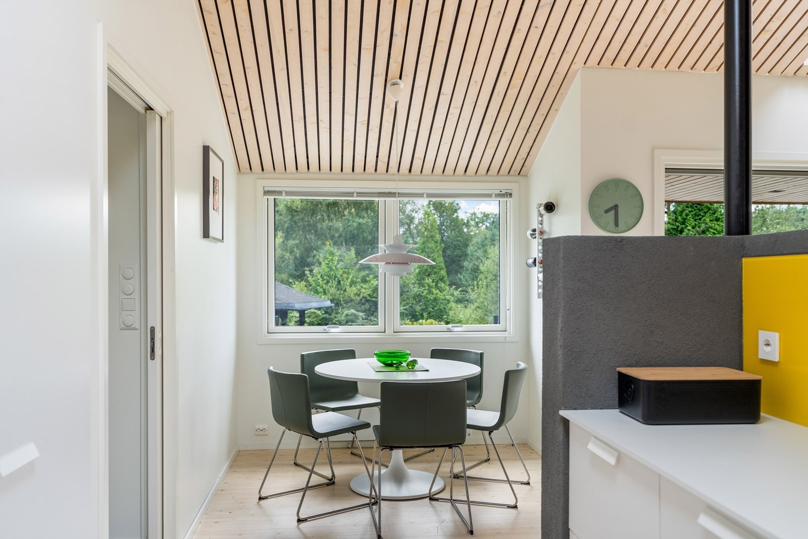 Kjøkkenet har også et eget spiseområde med god plass til spisebord og stoler, perfekt for hyggelige måltider Galleribilde