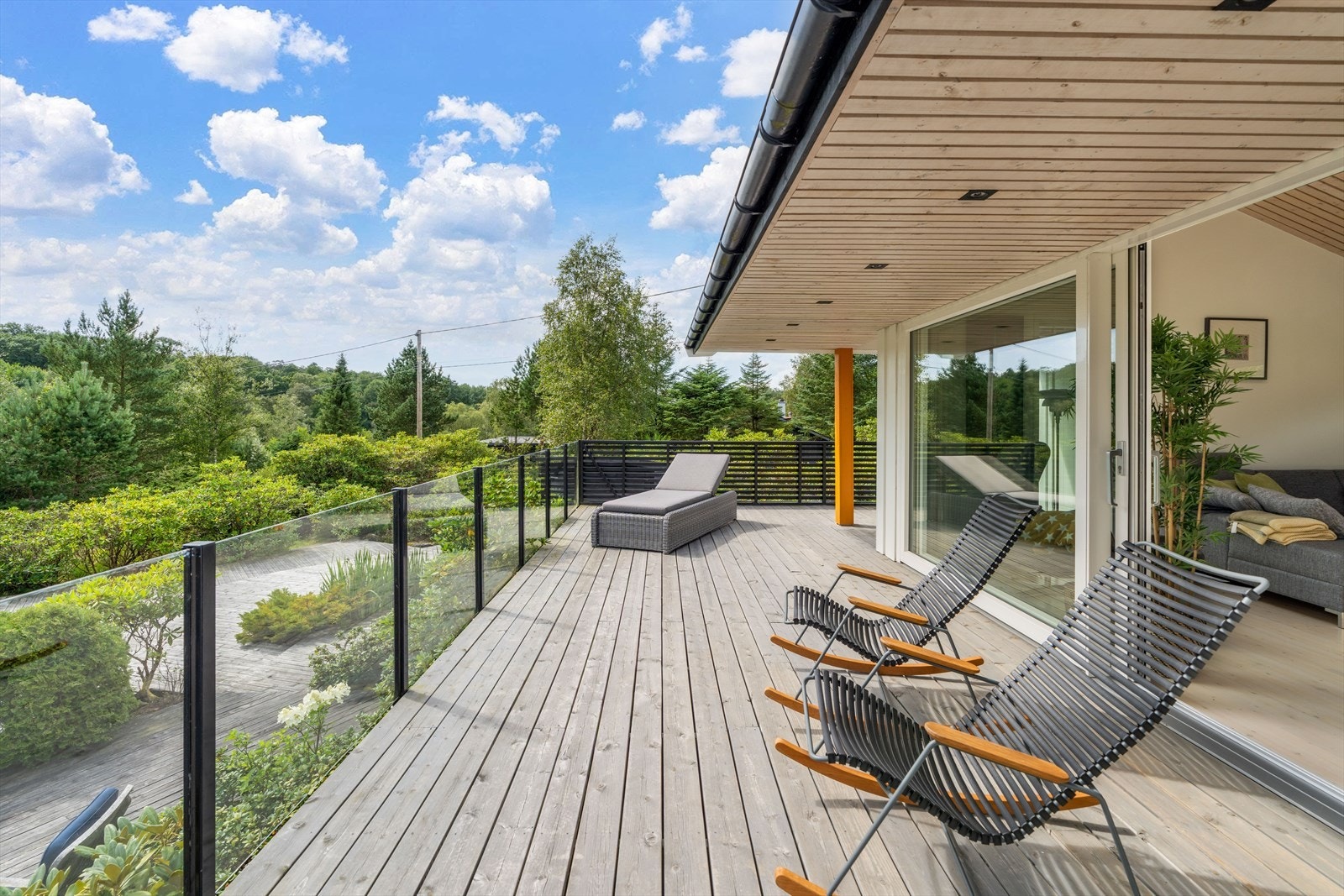 Hagen er en frodig oase som innbyr til rekreasjon og livskvalitet, perfekt for dem som setter pris på godt utformede uteområder Galleribilde