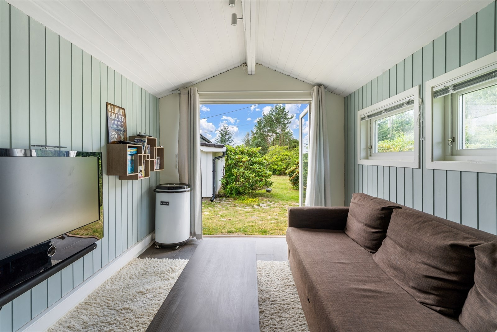 Med sin atmosfære av komfort og fleksibilitet, gir annekset en verdifull utvidelse av bruksområdene for eiendommen - et lite fristed med mange muligheter Galleribilde