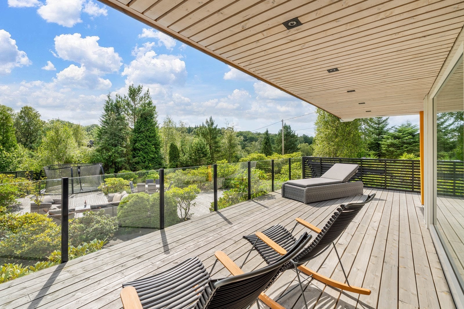 Sommerparadis på Usken - Fantastisk og idyllisk hytte med 2 båtplasser - Over 1 mål tomt - Gode solforhold og utsikt - Totalrenovert innvendig i 2016/2017 (Bjerga Bygg AS) - Renovert utvendig Galleribilde