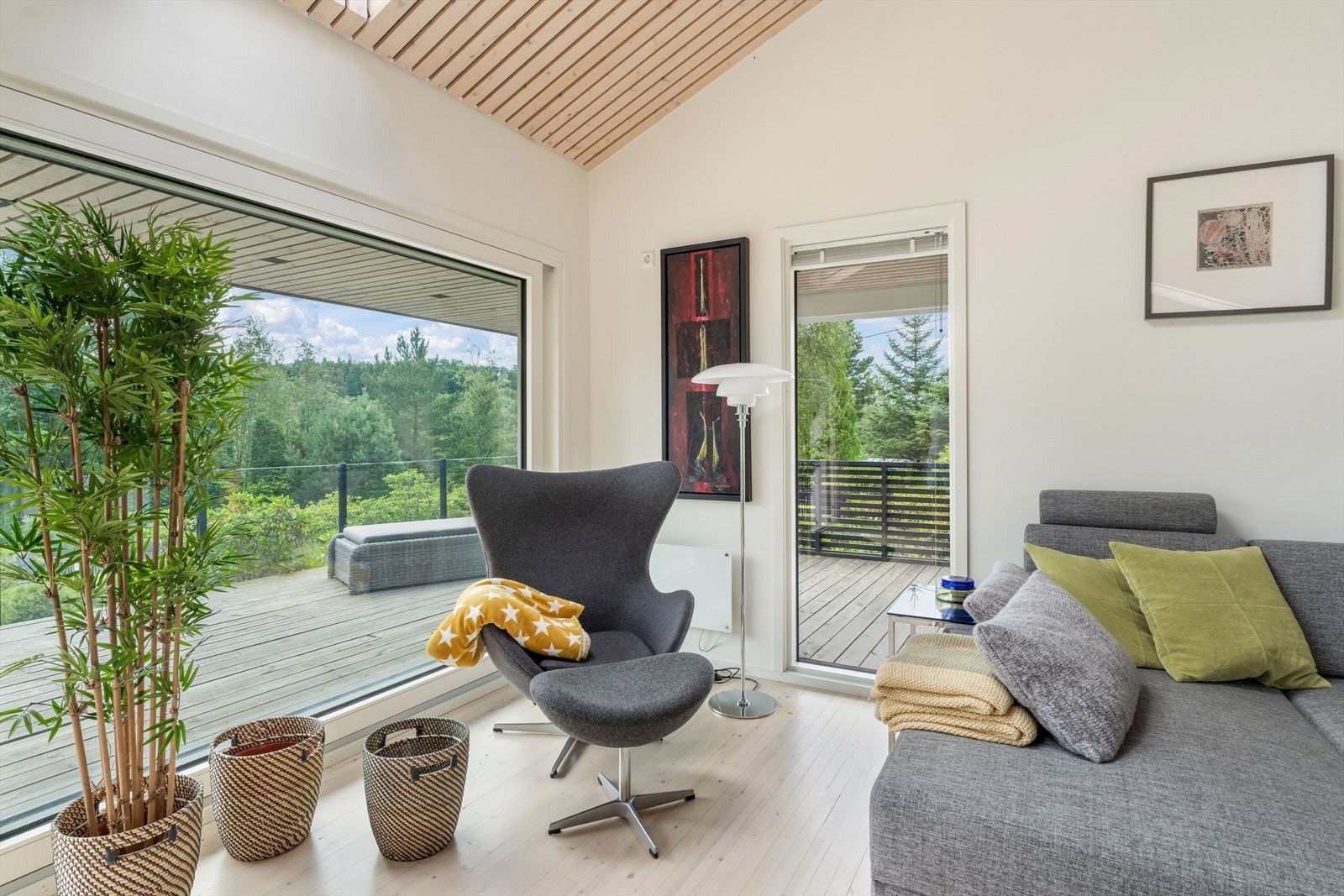 Store vindusflater, inkludert takvinduer, slipper inn ekstra mengder naturlig lys som fyller rommet med en varm og innbydende atmosfære Galleribilde