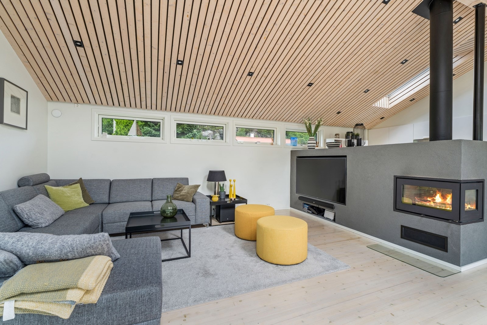 Med spiler i taket, integrert peis og TV, samt en romslig planløsning med ekstra god takhøyde, er dette et sted for både avslapning og sosiale stunder Galleribilde