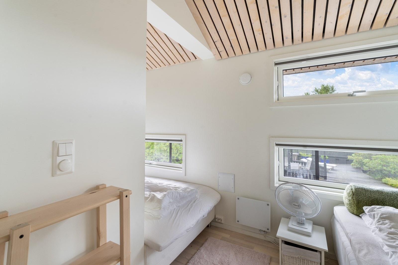 Gjennom flere vinduer strømmer naturlig lys inn, og utsikten mot den vakre hagen gir en fredelig ramme for både start og slutt på dagen Galleribilde