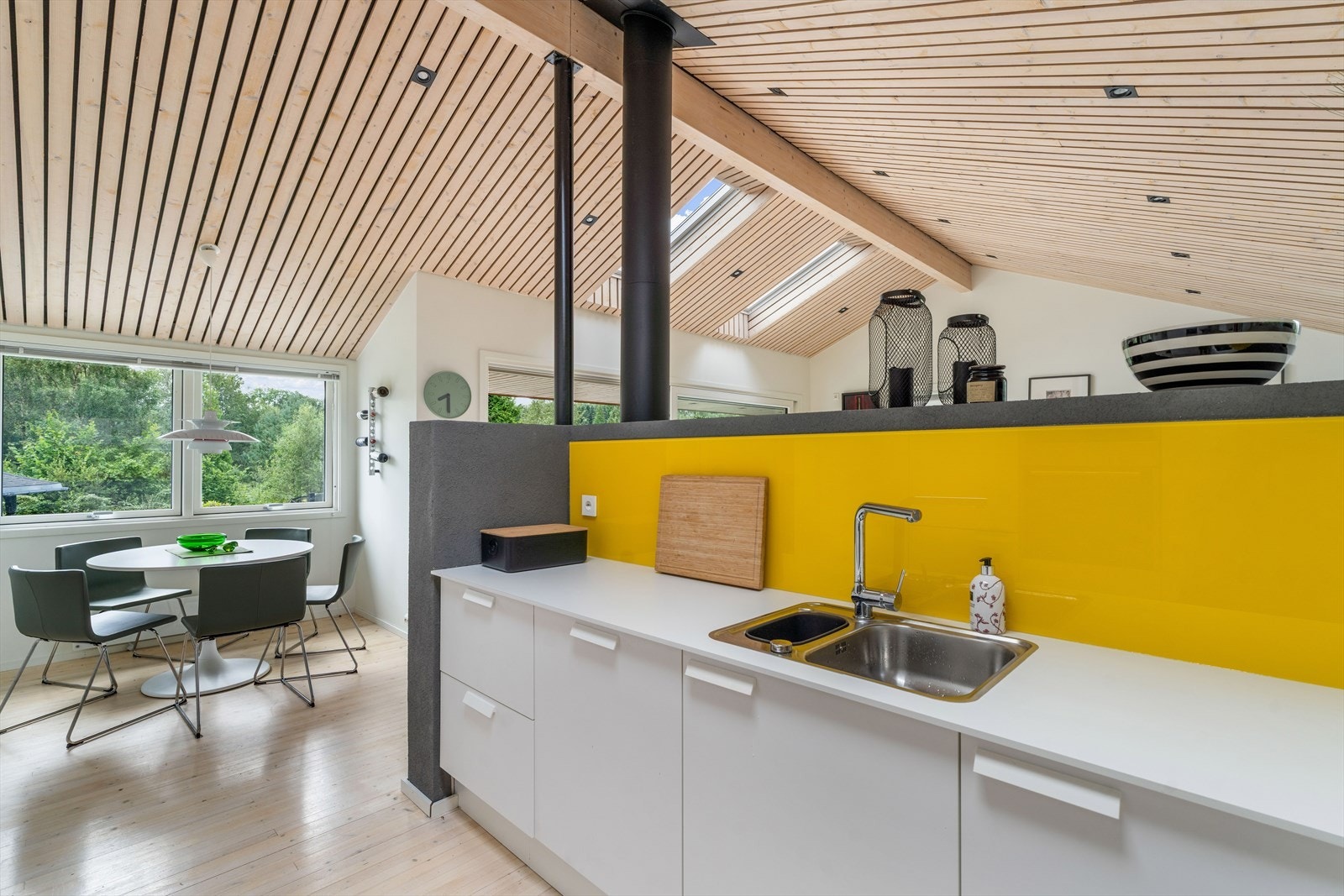 Selv med en åpen stue- og kjøkkenløsning skaper kontrastveggen en naturlig avgrensning som gir en følelse av avskjerming. Et kjøkken som både inspirerer og imponerer! Galleribilde