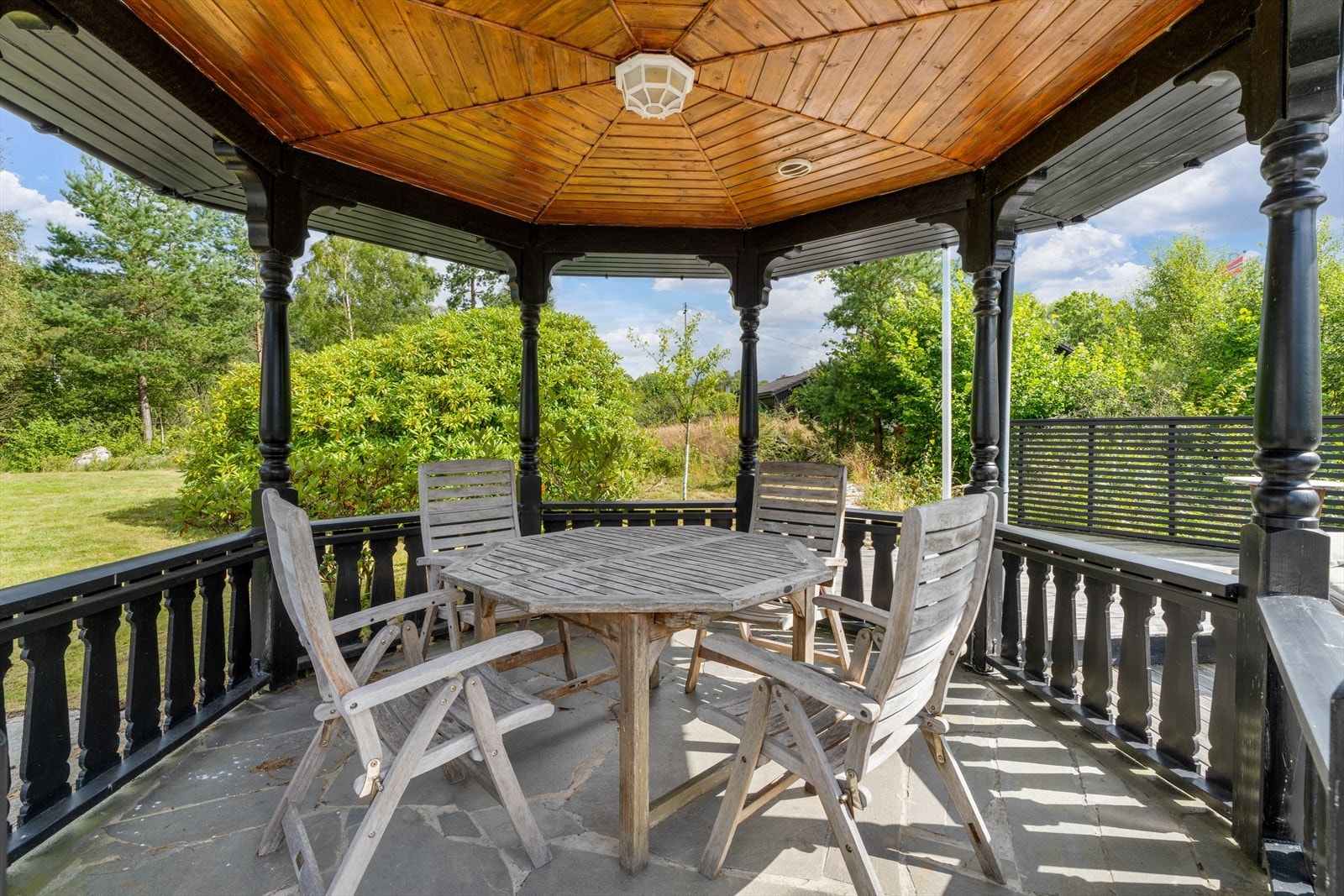 Nyt idylliske stunder i denne sjarmerende paviljongen med vakker utsikt Galleribilde