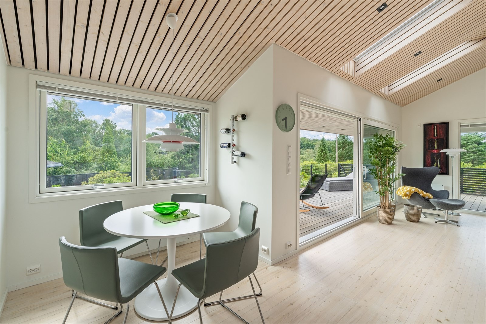 Ekstra lysinnslipp fra takvinduet lyser opp rommet og gir en luftig følelse Galleribilde